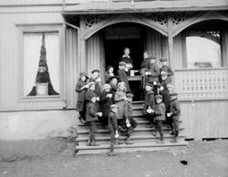 Barn (skoleklasse?) på trappa til Meierikafeen med kafeverti