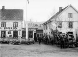 Lilletorget med Mesna Brug - utstilling av landbruksmaskiner