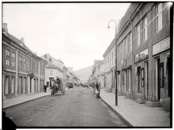 Gatebilde fra Lillehammer, Storgata 56 og 55 sett nordover, 