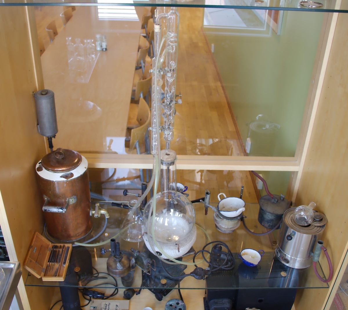 Destillasjonsapparat med elektrisk varmekappe.