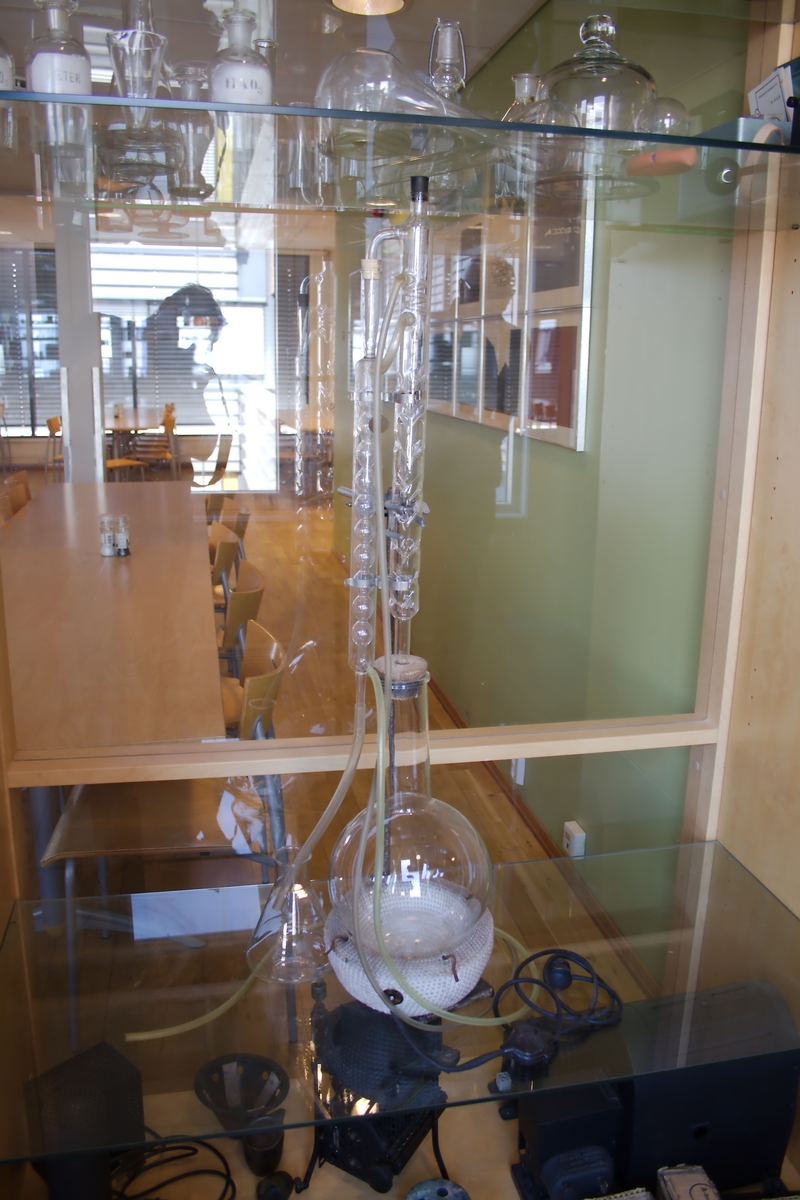 Destillasjonsapparat med elektrisk varmekappe.