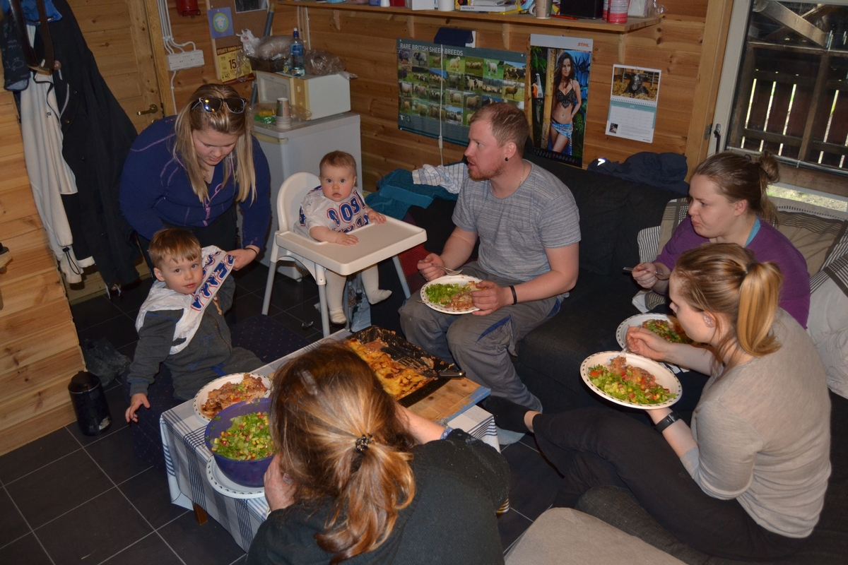 Hygge i lemmehytta under lemming. Bilete 1: Natali Haga og søstera Karoline. Bilete 2: Morten Kirkeby. Bilete 3: Emil Kirkeby. Bilete 4: Madelen Kirkeby og Morten Kirkeby. Bilete 5: Emil Kirkeby, Natali Haga, Madelen Kirkeby, Morten Kirkeby, Karoline, Ingrid Bygdenes (venninne av Karoline), Aina Gjesdal. Morgan Haga er med på bilete nr. 6, ellers likt som nr. 5.