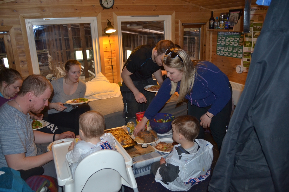 Hygge i lemmehytta under lemming. Bilete 1: Natali Haga og søstera Karoline. Bilete 2: Morten Kirkeby. Bilete 3: Emil Kirkeby. Bilete 4: Madelen Kirkeby og Morten Kirkeby. Bilete 5: Emil Kirkeby, Natali Haga, Madelen Kirkeby, Morten Kirkeby, Karoline, Ingrid Bygdenes (venninne av Karoline), Aina Gjesdal. Morgan Haga er med på bilete nr. 6, ellers likt som nr. 5.