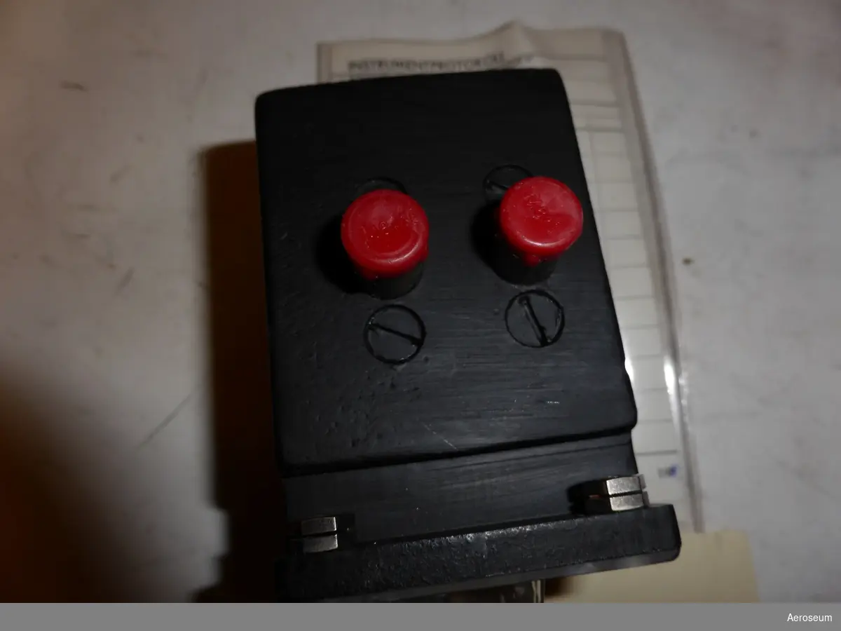 En 2-visarmanometer för bromstryck, tillverkad av SAAB. På instrumentet finns det en fastklistrad etikett där det står: "2 Hkp div 8 4-0 5-T".