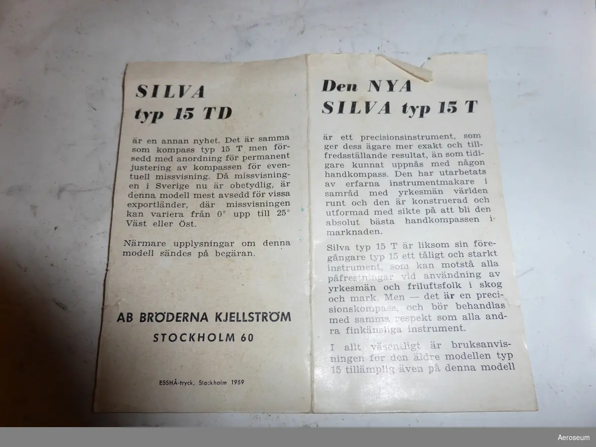 En kompass i läderfodral. Tillverkad av Silva, typ 15. Är i gott skick i ett använt fodral. Fodralet stämplat invändigt med: "BESIKTIGAT och GODKÄNT KAFI 22". Utvändigt präglat med symbolen för tre kronor och "fm/39". Två små pappershäften i gott skick medföljer. Det ena är en slags bruksanvisning: "med armékompassen i skog och mark SILVA". Det andra pappershäftet har två rubriker: "Den NYA SILVA typ 15 T" och "SILVA typ 15 TD". På själva kompassen står det: "SILVA® TYP 15".
