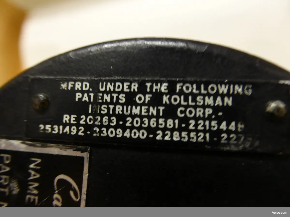 En variometer i svart metall.