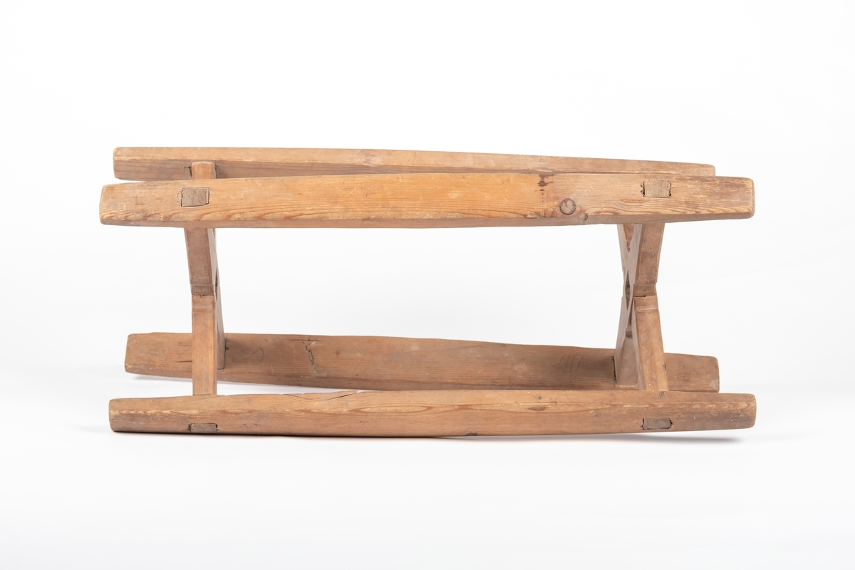 Kabben består av to par profilerte planker, med hull i midten, som er lagt i kors, og av fire staver som enden på disse er tappet igjennom.
