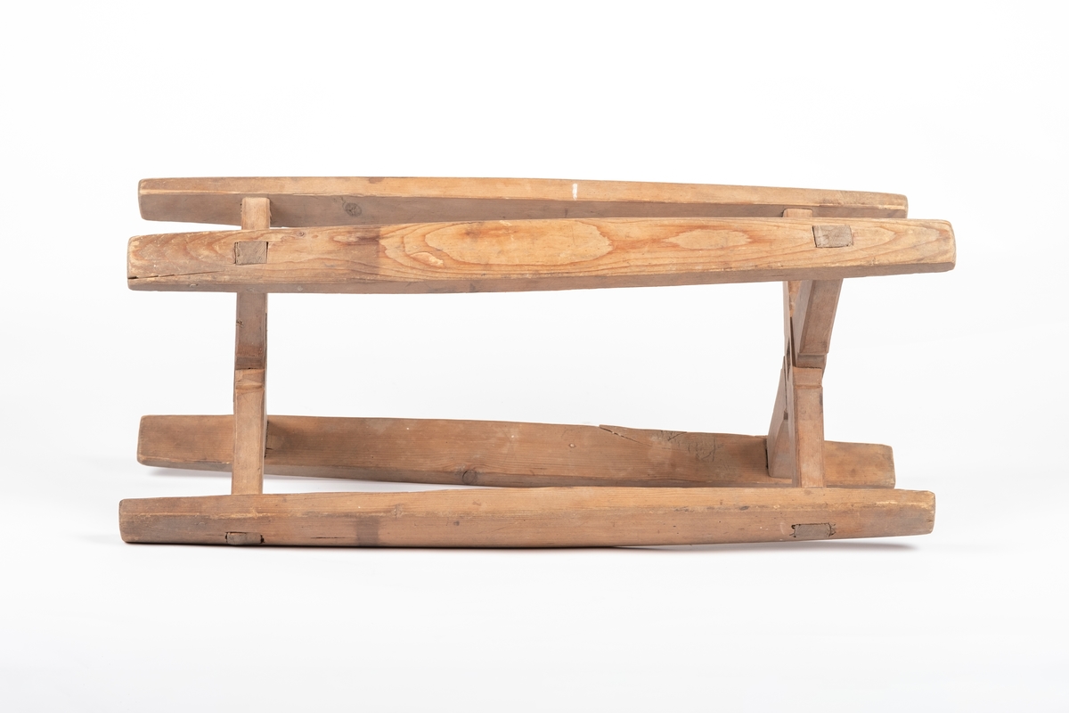 Kabben består av to par profilerte planker, med hull i midten, som er lagt i kors, og av fire staver som enden på disse er tappet igjennom.
