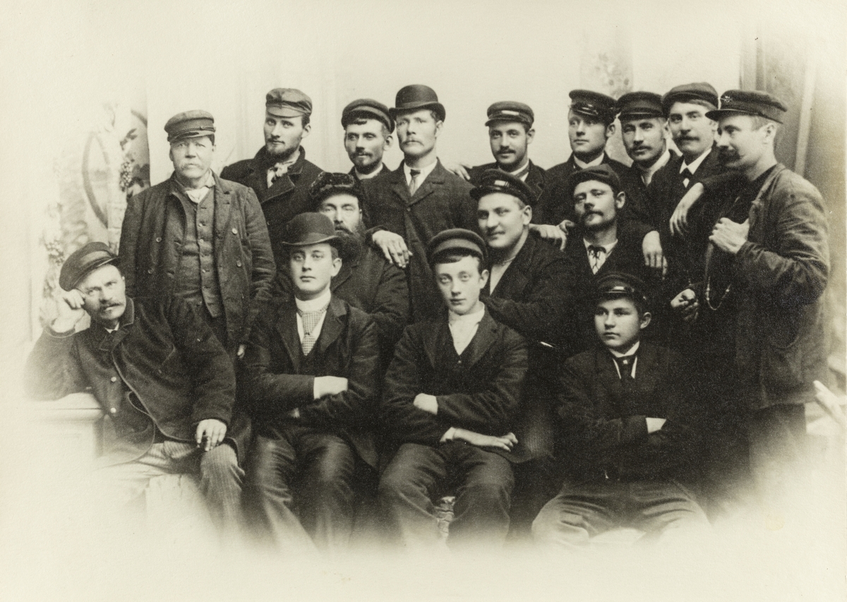 Mannskapsbilde - Hvalbåt "Leif" - Stasjonsmannskap ved Hekla og Talkna hvalstasjon.