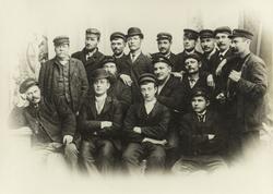 Mannskapsbilde - Hvalbåt "Leif" - Stasjonsmannskap ved Hekla