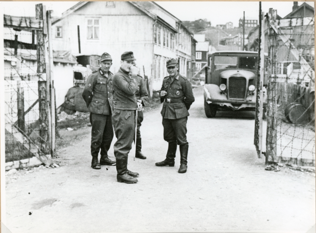 Tyske soldater i Hans Aasens gate på Røros. Porten til inngangen til tyskerleiren.