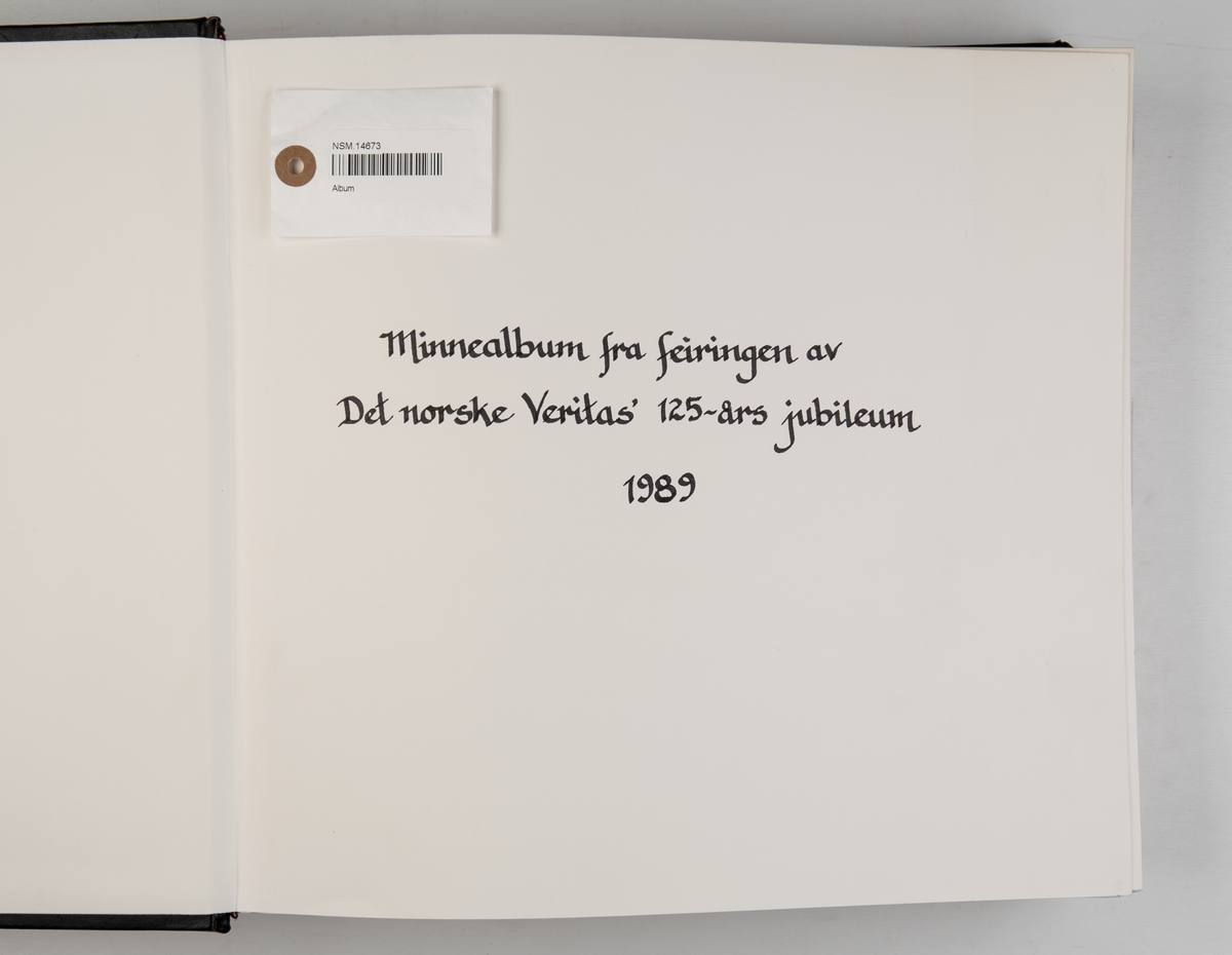 Album med fotografier fra Det Norske Veritas 125-års jubileum 1989, med Veteranbåtparaden arrangert i samarbeid med Norsk Sjøfartsmuseum 18. juni 1989