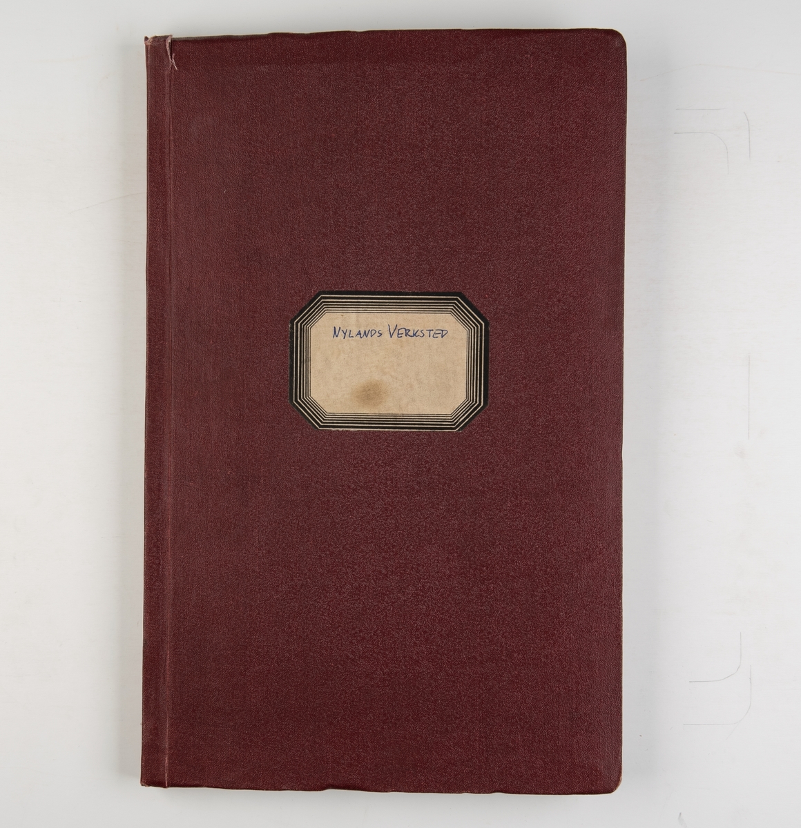 Album med fotografier fra Nylands verksted, samt fartøyer i dokk og skip bygget ved verftet. 'Sjøsprøit I', 'Bergensfjord', 'Brabant', 'Veslefrik', 'Kanon I', 'Globe III', 'Harpun II' og skip under bygging.