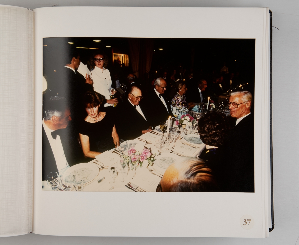 Album med fotografier fra Det Norske Veritas 125-års jubileum 1989, med Veteranbåtparaden arrangert i samarbeid med Norsk Sjøfartsmuseum 18. juni 1989