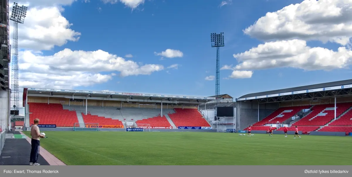 Fredrikstad stadion. Kai Nilsen med ballen i hånden