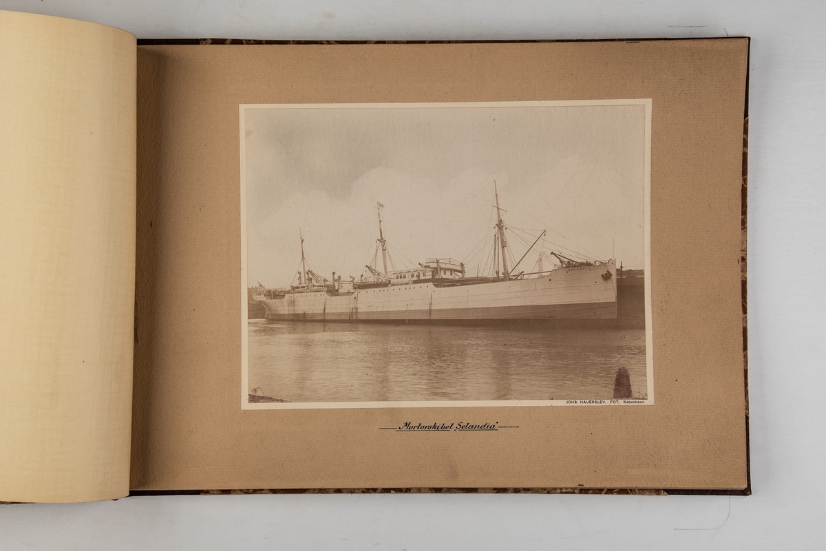 Album med fotografier av M/S 'Selandia' (b.1912 og skipets interiør og maskinrom