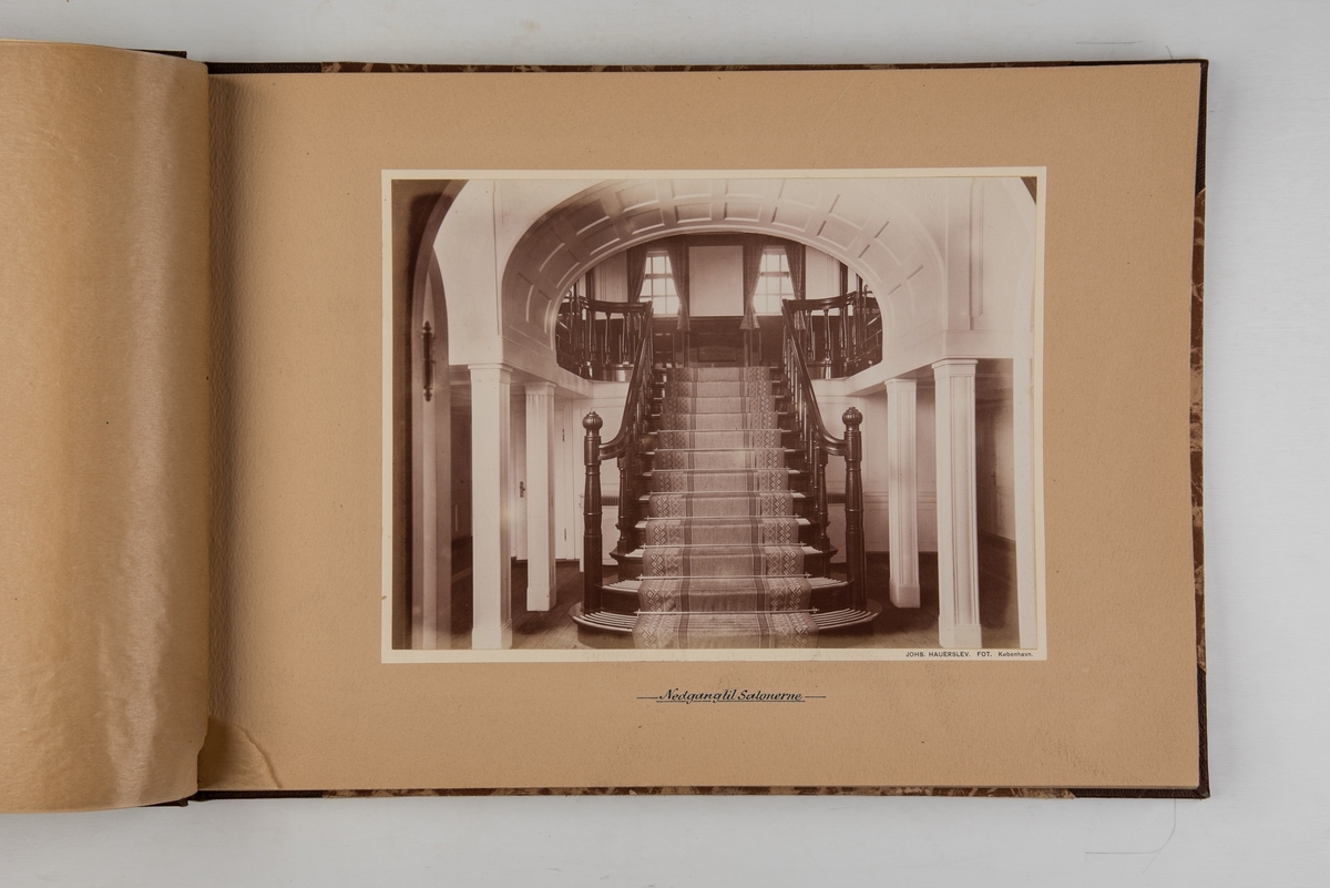 Album med fotografier av M/S 'Selandia' (b.1912 og skipets interiør og maskinrom