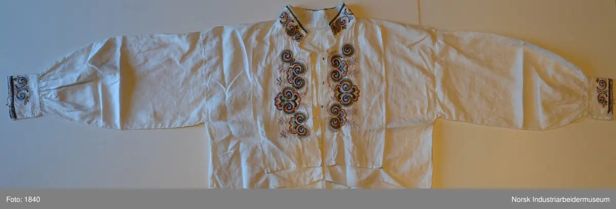 Bunadsskjorte i prinsessemønster til Øst-Telemarksbunad. Skjorta har farget broderi på kvarden, framstykket og ermlinningene.