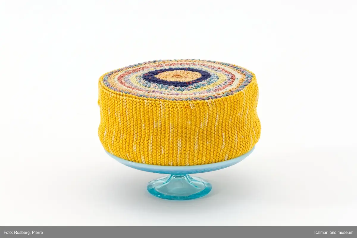 Tårta i olika färger på blått tårtfat. Titel: "Tårtfat".