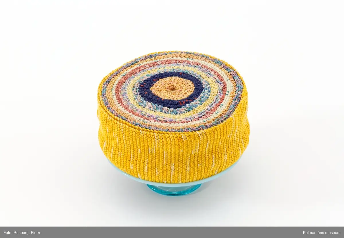 Tårta i olika färger på blått tårtfat. Titel: "Tårtfat".