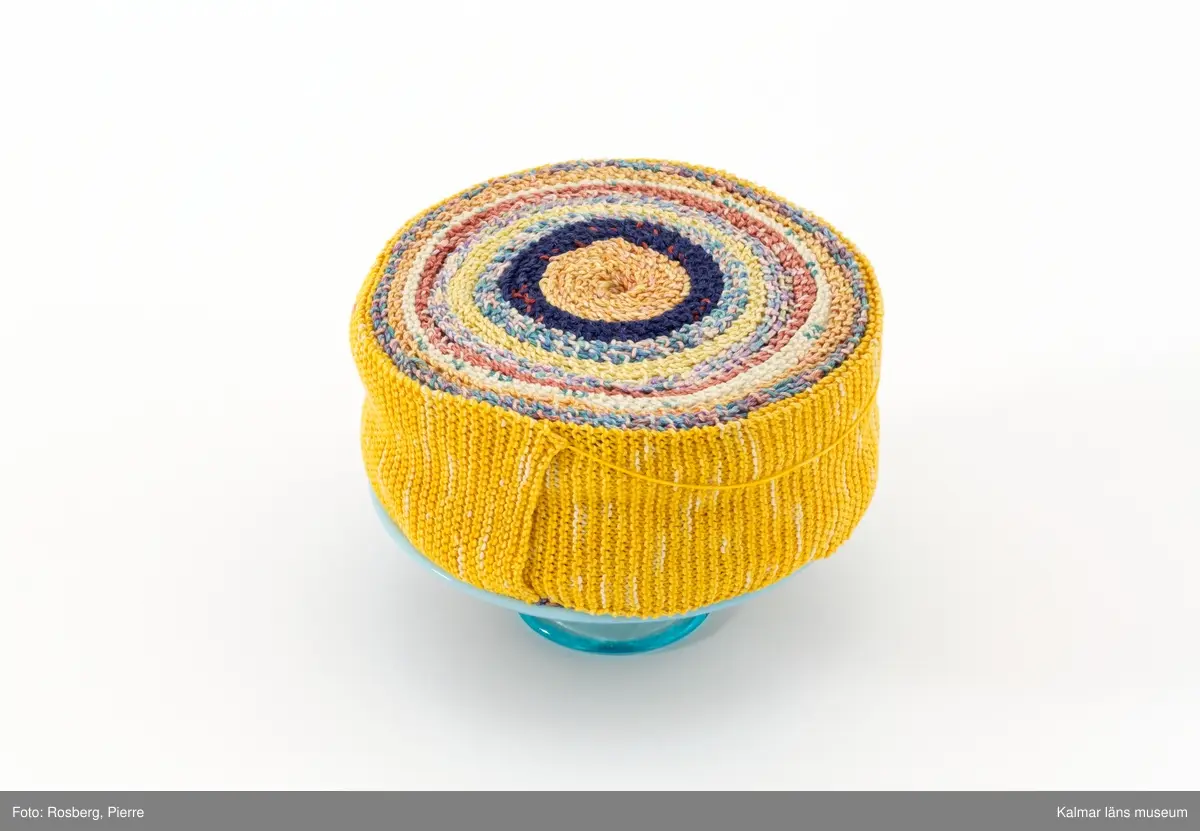 Tårta i olika färger på blått tårtfat. Titel: "Tårtfat".