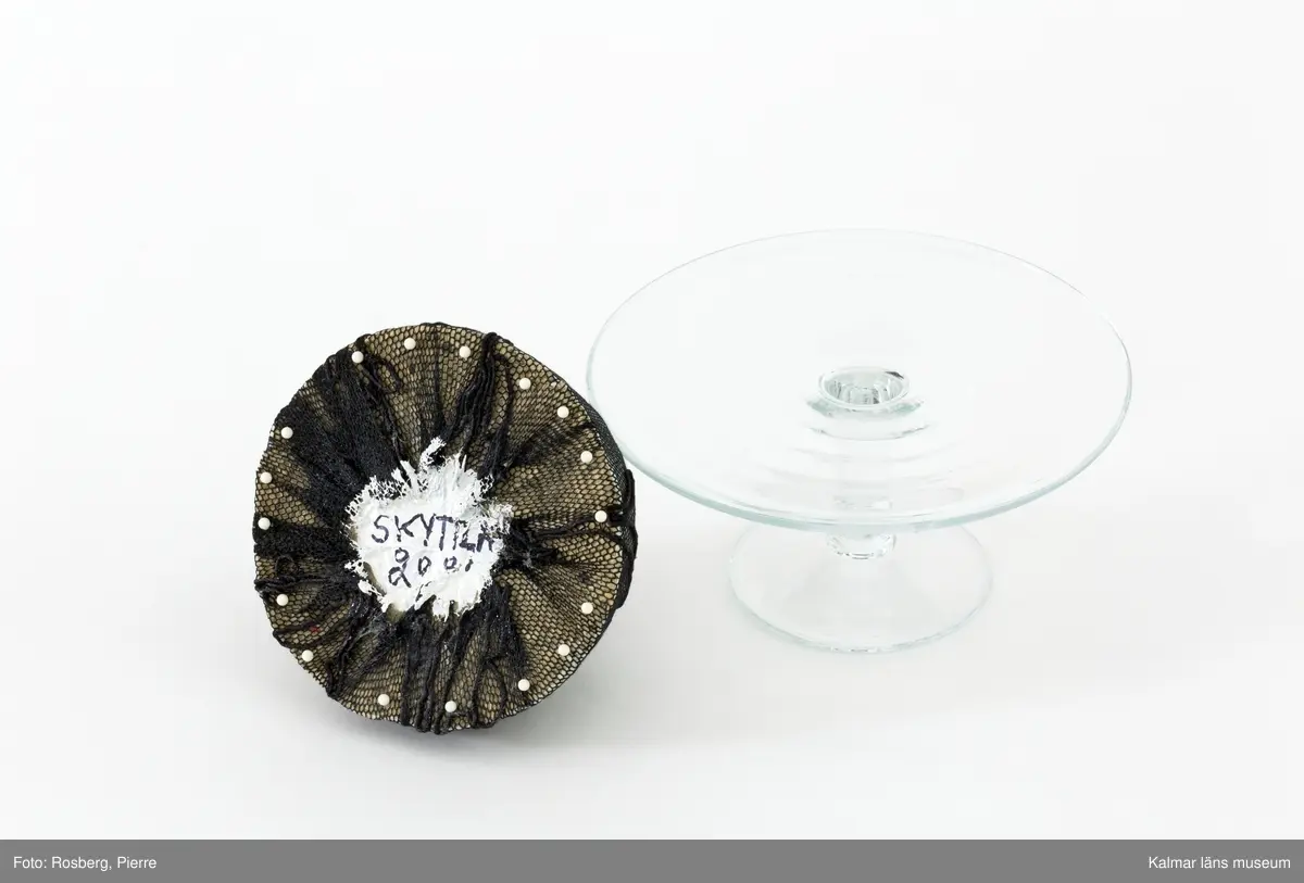 Dekorerad tårta på glasfat.