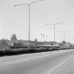 1954 breddades Industrigatan i Linköping för att vidare tjäna som del av Europaväg 4. Den nya bebyggelsen som växte fram längs den bullriga gatan kom uteslutande att ha industriell eller affärsmässig prägel. Ett exempel var Motorcentrum på gatans nummer 30.