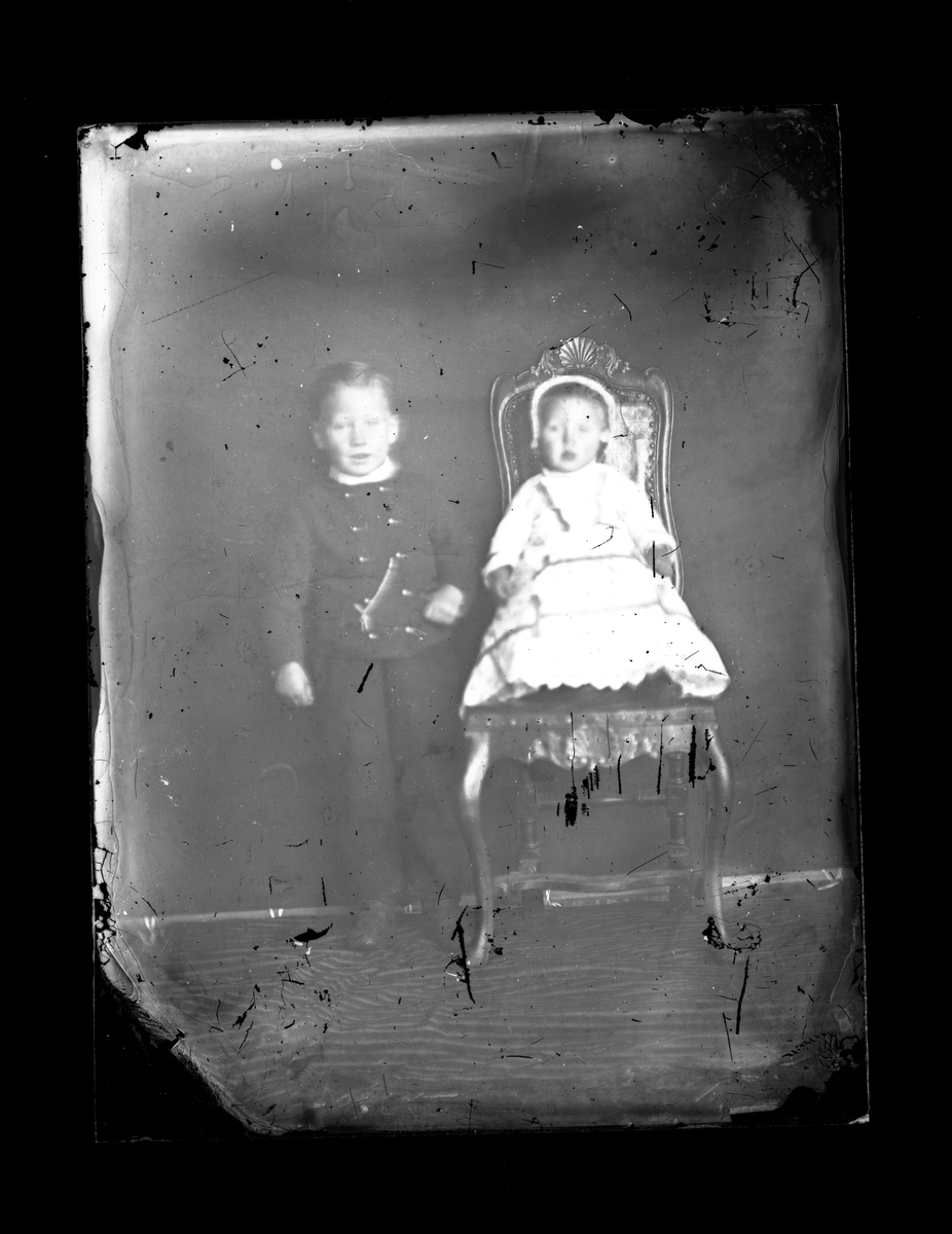 Fotosamling etter fotograf Knut Aslaksen Berdal. f. 1829 Einlaugdalen Vinje, d. 21.01.1895. Portrett av to barn