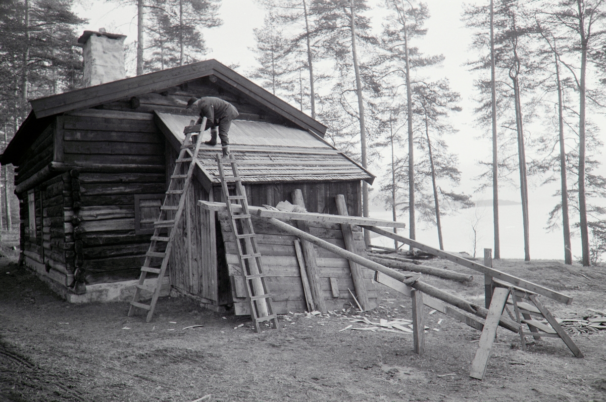 Hamar, Domkirkeodden, Skarderudstua på Martodden, takreparasjon, vaktmester Arvid Sanden på taket.