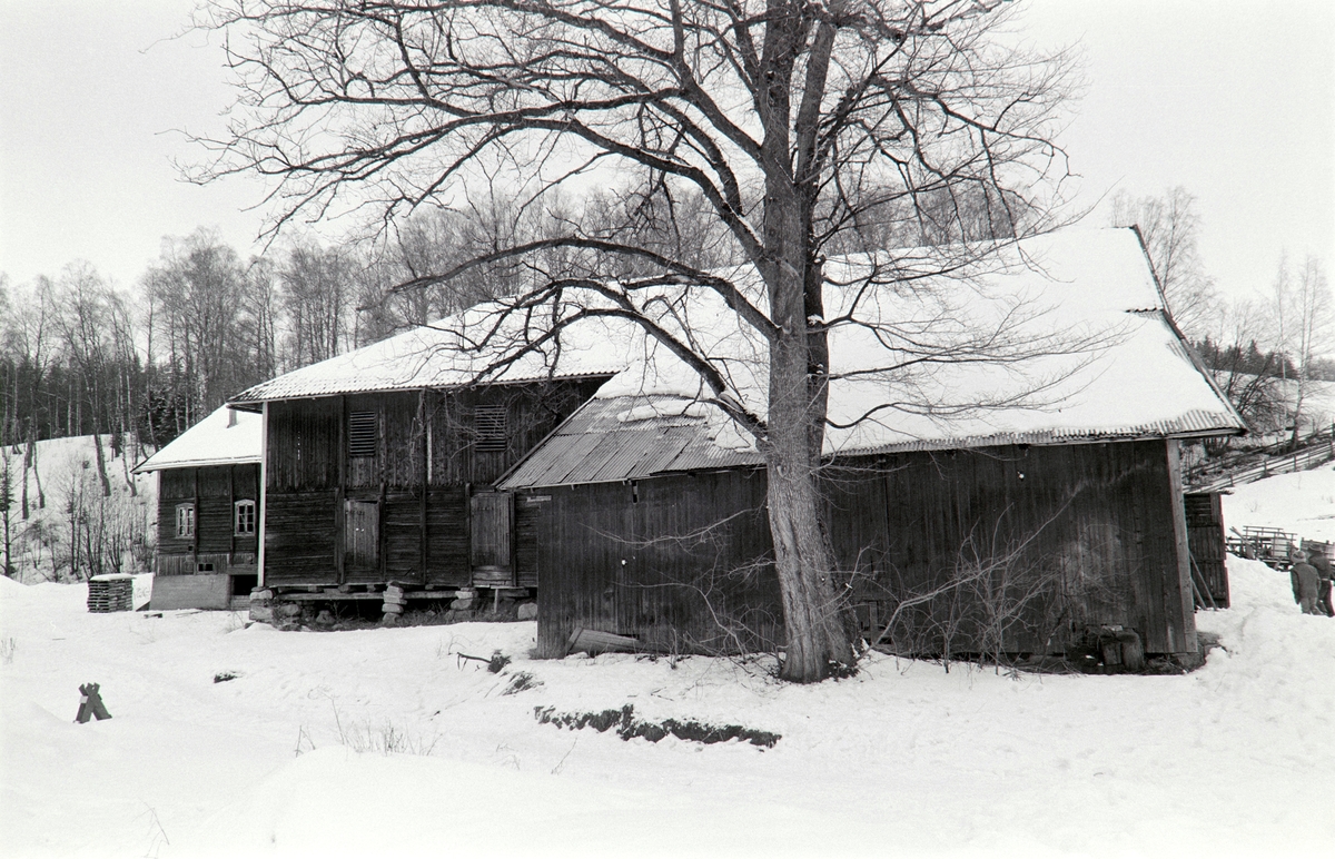 Hol gård, Holsvegen 45, Hamar. Låven før riving.
