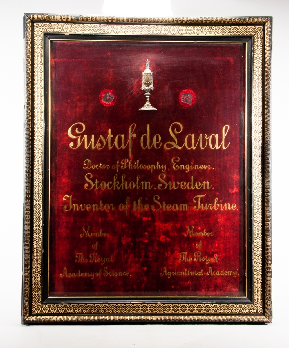 Tavla med mässingsbokstäver på röd sammet: "Gustaf de Laval Doktor of Philosophy, Engineer, Stockholm, Sweden. Inventor of The Steam Turbine. Member of The Royal Academy of Science. Member of the Royal Agricultural Academy".