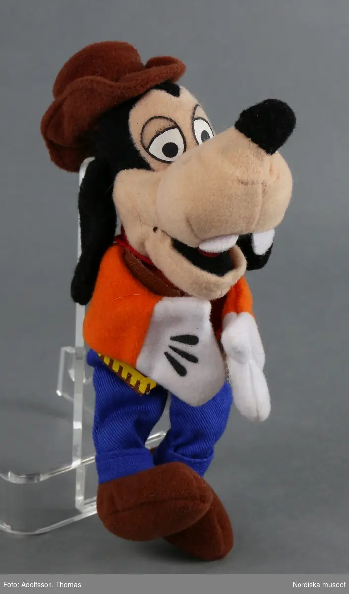 De fyra kramdjuren föreställer Kalle Anka, Långben, Pluto och Mimmi, seriefigurer som blivit kända genom tecknad film från Walt Disney Productions.