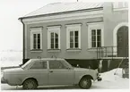 Irsta sn, Brunnby gård.
Bil stående framför entrén, 1976.