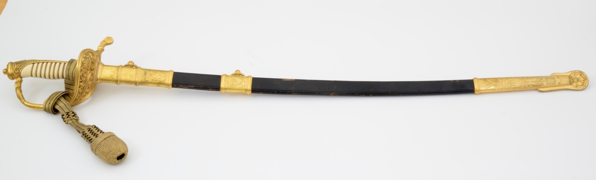 Norsk marinesabel Modell 1842. Feste i forgyllyt messing. Flat knapp med blomstermotiv. Nakkestykke merket "Lars Yggeseth"
Hvitt plastgrep med riller med snodd messingtråd i rillene. Gjennombrutt parerplate på utsiden med urent anker..Bakre parerstang svakt medbøyd og ender i en flattykt kule. Fremre parerstang går over i håndbøylen.
Gulltråde portepé flettet med alternativt svart/mørkeblått og gull.
Svakt krummet enegget klinge med rygg- og midtstillt blodrand. Klingen har etset dekor med moderne marinefartøy og kronet urent anker. Klimgen er merket med Carl Eichorns Solingenstempep i en oval rundt et ekorn.
Lærbalg med forgyllte messingbeslag. Munnblikket merket med norsk løve på forsiden og " Y " på baksiden. Midtbåndet er merket med kronet urent anker. Doppskoen har Neptuns tref ork og militære attributter.