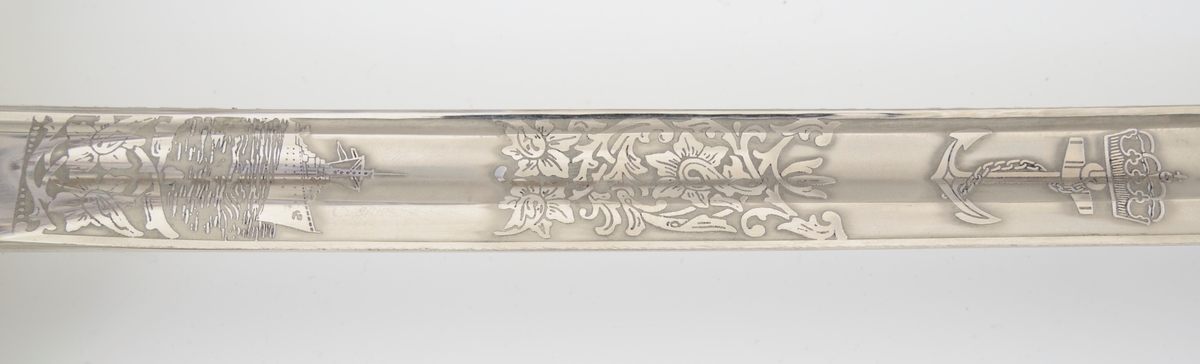 Norsk marinesabel Modell 1842. Feste i forgyllyt messing. Flat knapp med blomstermotiv. Nakkestykke merket "Lars Yggeseth"
Hvitt plastgrep med riller med snodd messingtråd i rillene. Gjennombrutt parerplate på utsiden med urent anker..Bakre parerstang svakt medbøyd og ender i en flattykt kule. Fremre parerstang går over i håndbøylen.
Gulltråde portepé flettet med alternativt svart/mørkeblått og gull.
Svakt krummet enegget klinge med rygg- og midtstillt blodrand. Klingen har etset dekor med moderne marinefartøy og kronet urent anker. Klimgen er merket med Carl Eichorns Solingenstempep i en oval rundt et ekorn.
Lærbalg med forgyllte messingbeslag. Munnblikket merket med norsk løve på forsiden og " Y " på baksiden. Midtbåndet er merket med kronet urent anker. Doppskoen har Neptuns tref ork og militære attributter.