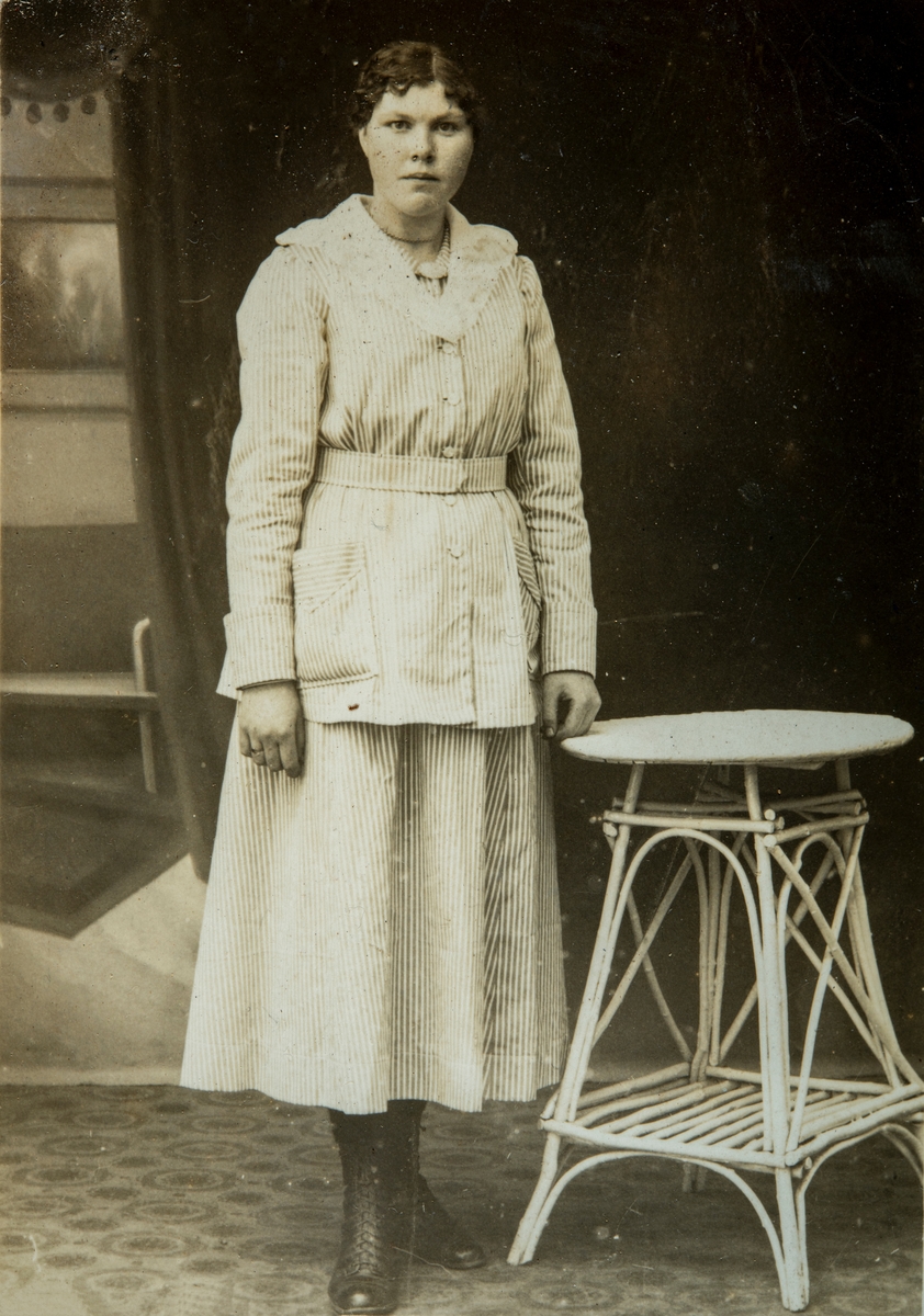 Bilder fra Sveum av Søndre Tomter g/br.nr 60/5. Mikkel og Syverine Sveums familie? Husmannsfolk i Sveum i fra 1882.
dame i fotostudio.
