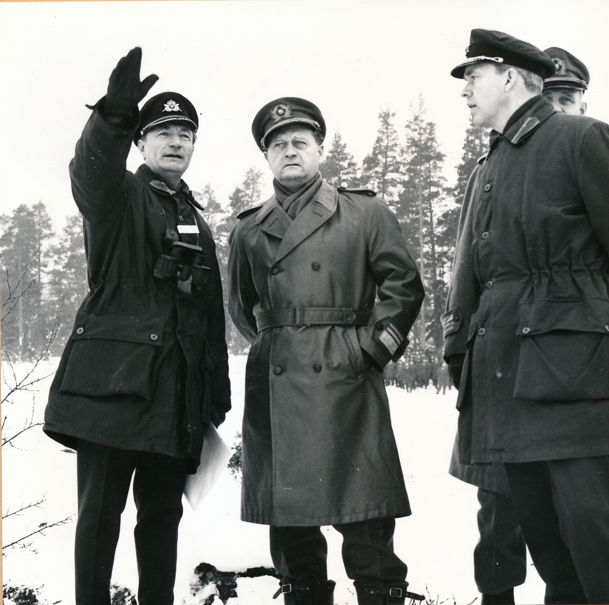 Förevisningsskjutning av vapenverkan på Härads skjutfält för åldersklassen och inbjudna gäster.

Bild 1: Frv. arméinspektören (vid Östra militärområdet) överste Kjell Nordström, finske generallöjtnanten Carl Olof Lindeman, överste Stig Colliander  
Bild 2: Frv. övningsledaren majoren Nils-Henrik Moberg hälsar på general Lindeman under överinseende av överste Colliander.
Bild 3: Frv. öv Colliander, gen Lindeman och öv Nordström.
Bild 4: Frv. öv Nordström, gen Lindeman och öv Colliander.
Bild 5: Frv. öv Colliander, gen Lindeman och öv Nordström.
Bild 6: Frv. öv Colliander, gen Lindeman, finsk följeofficer och öv Colliander.