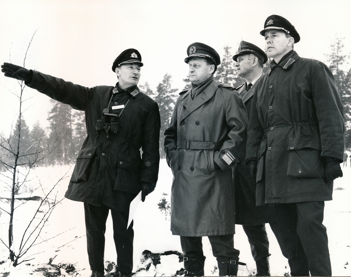Förevisningsskjutning av vapenverkan på Härads skjutfält för åldersklassen och inbjudna gäster.

Bild 1: Frv. arméinspektören (vid Östra militärområdet) överste Kjell Nordström, finske generallöjtnanten Carl Olof Lindeman, överste Stig Colliander  
Bild 2: Frv. övningsledaren majoren Nils-Henrik Moberg hälsar på general Lindeman under överinseende av överste Colliander.
Bild 3: Frv. öv Colliander, gen Lindeman och öv Nordström.
Bild 4: Frv. öv Nordström, gen Lindeman och öv Colliander.
Bild 5: Frv. öv Colliander, gen Lindeman och öv Nordström.
Bild 6: Frv. öv Colliander, gen Lindeman, finsk följeofficer och öv Colliander.
