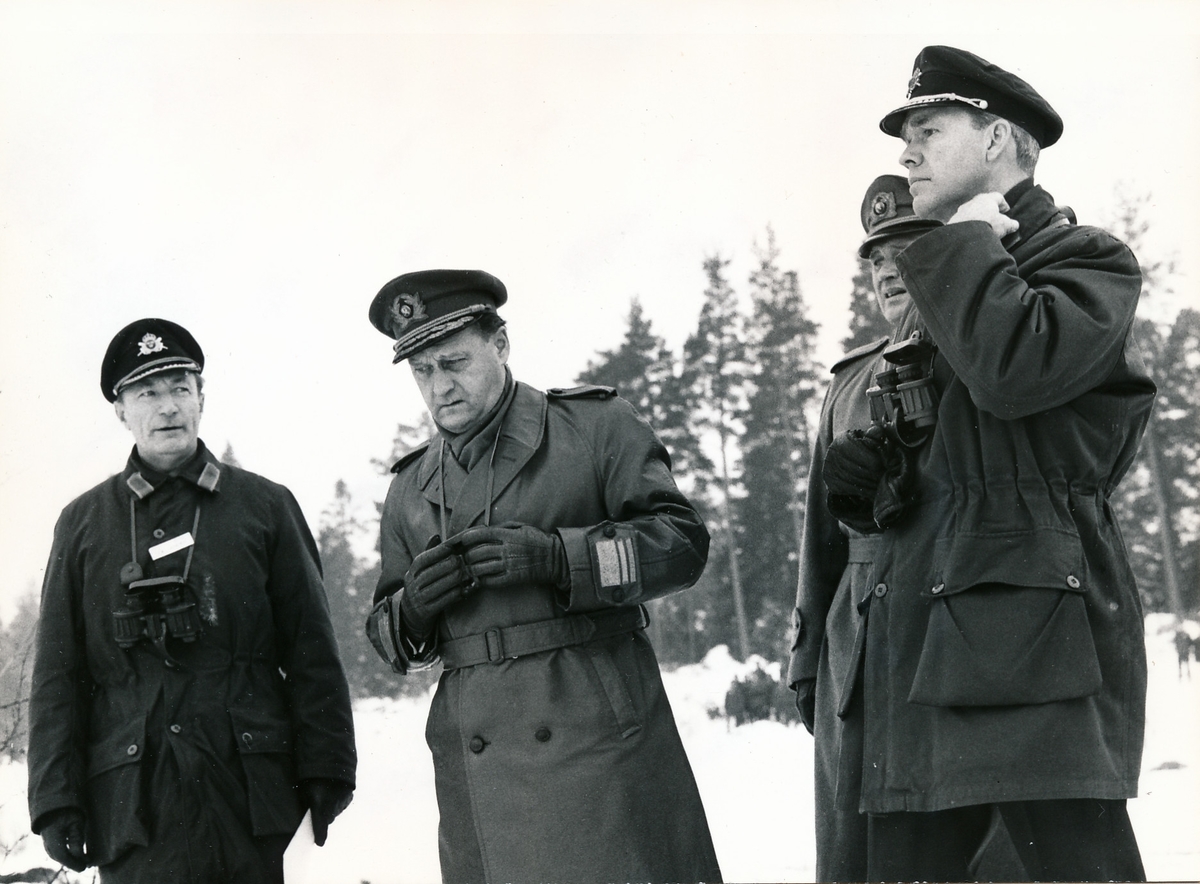 Förevisningsskjutning av vapenverkan på Härads skjutfält för åldersklassen och inbjudna gäster.

Bild 1: Frv. arméinspektören (vid Östra militärområdet) överste Kjell Nordström, finske generallöjtnanten Carl Olof Lindeman, överste Stig Colliander  
Bild 2: Frv. övningsledaren majoren Nils-Henrik Moberg hälsar på general Lindeman under överinseende av överste Colliander.
Bild 3: Frv. öv Colliander, gen Lindeman och öv Nordström.
Bild 4: Frv. öv Nordström, gen Lindeman och öv Colliander.
Bild 5: Frv. öv Colliander, gen Lindeman och öv Nordström.
Bild 6: Frv. öv Colliander, gen Lindeman, finsk följeofficer och öv Colliander.