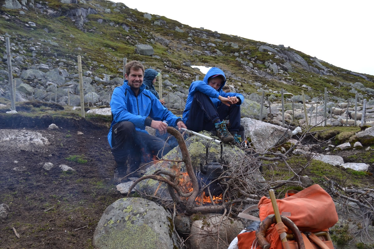 Bilder frå driving av sau frå Sandvigvatnet ved Suleskarvegen til Fjesjevassteane i Langvassheii. Det er rundt 850 sauer i flokken. Dei startar i avslessingsgarden og går langs Rågeloni og over brua som Jæren Smalalag har lagd over Sandvassåna.