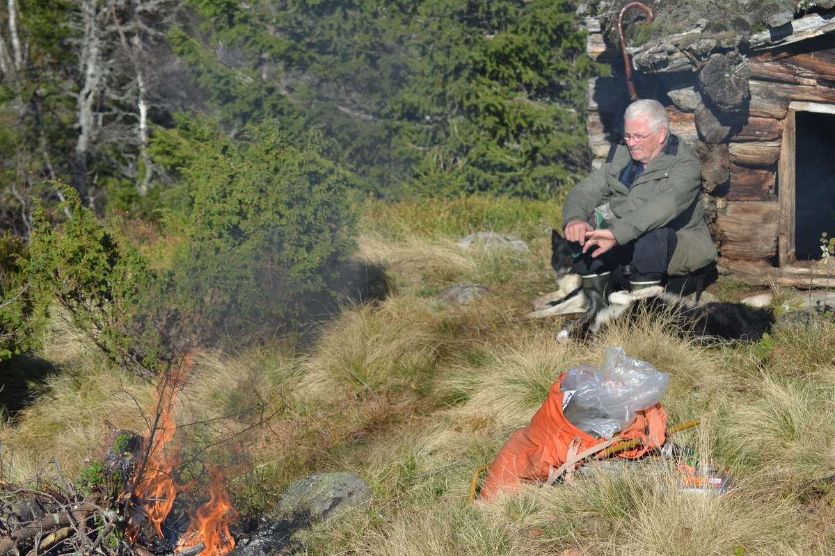 Asbjørn Haga, Marit Taksdal, Karl Marting Mattingsdal, Øyvind Jonasen, Tarjei Tjørhom og Kjell Johnny Lundtveit på ettersanking ved Langeid i Bygland. Dei fann nokre sauer til ein annen eigar i Setesdal og nokre av Marit Taksdal og Kjell Johnny Lundtveit sine sauer. Ein sau var skada og måtte fraktast med 6-hjuling. Dei fekk og skyss innover "Tyskervegen", ein veg bygd av tyskarane under 2. verdskrig.