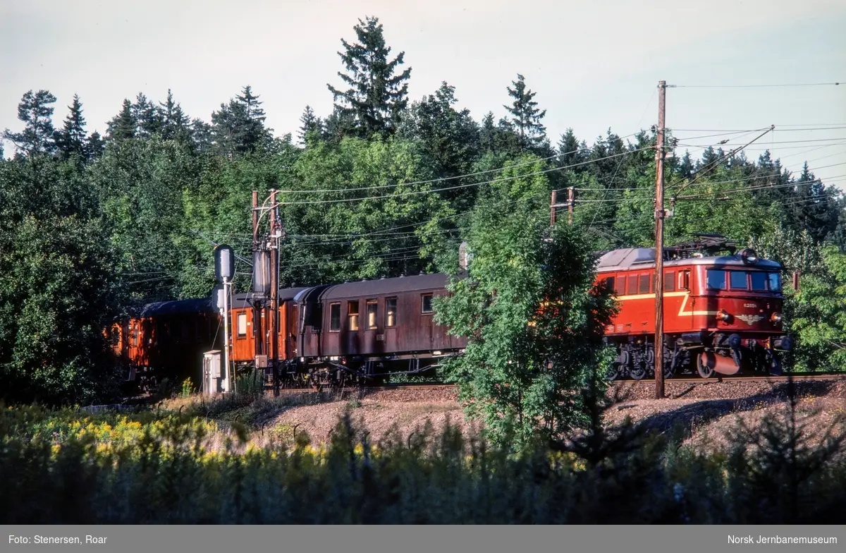 Elektrisk lokomotiv El 8 2054 med persontog fra Oslo V retning Drammen ved Åstad mellom Billingstad og Hvalstad.