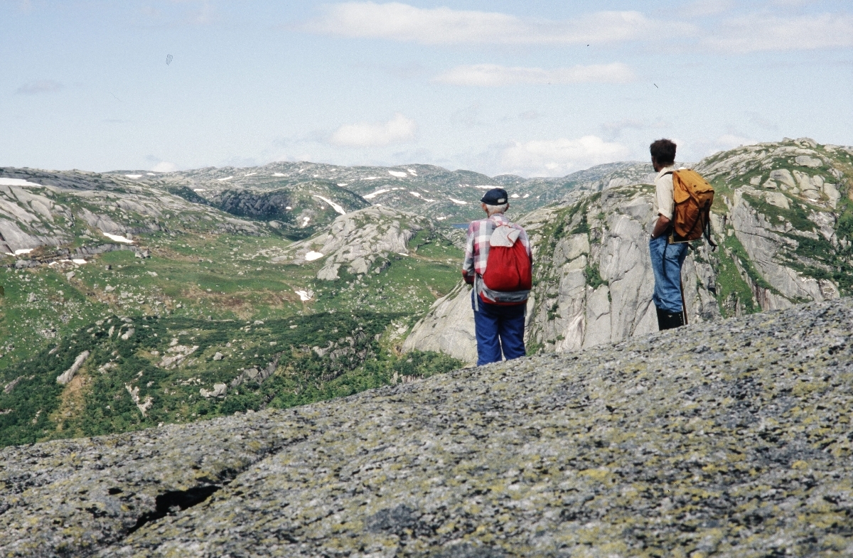 Oddbjørn Ege og Arthur Gåsland på Møstrondsfjellet. Ser nedover mot Kattkol