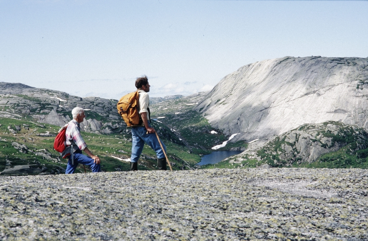 Oddbjørn Ege og Arthur Gåsland med Blåfjell og Blåfjelldalen i bakgrunnen.
