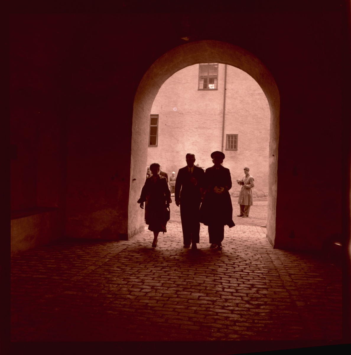 Kung Gustav VI Adolf och drottning Louise besök i Linköping, maj 1953.
Här går de genom södra porten i Linköpings slott.

Slottet uppfördes på 1500-talet i medeltida stil. Under medeltiden och fram till reformationen bodde biskoparna på slottet, efter en dekadansperiod rustades slottet och landshövdingarna har bebott det sedan 1785. Upprustningen avslutades 1888. Åren 1932-33 skalades 1880-talets dekorationer bort och slottet återgavs en mer återhållsam karaktär.