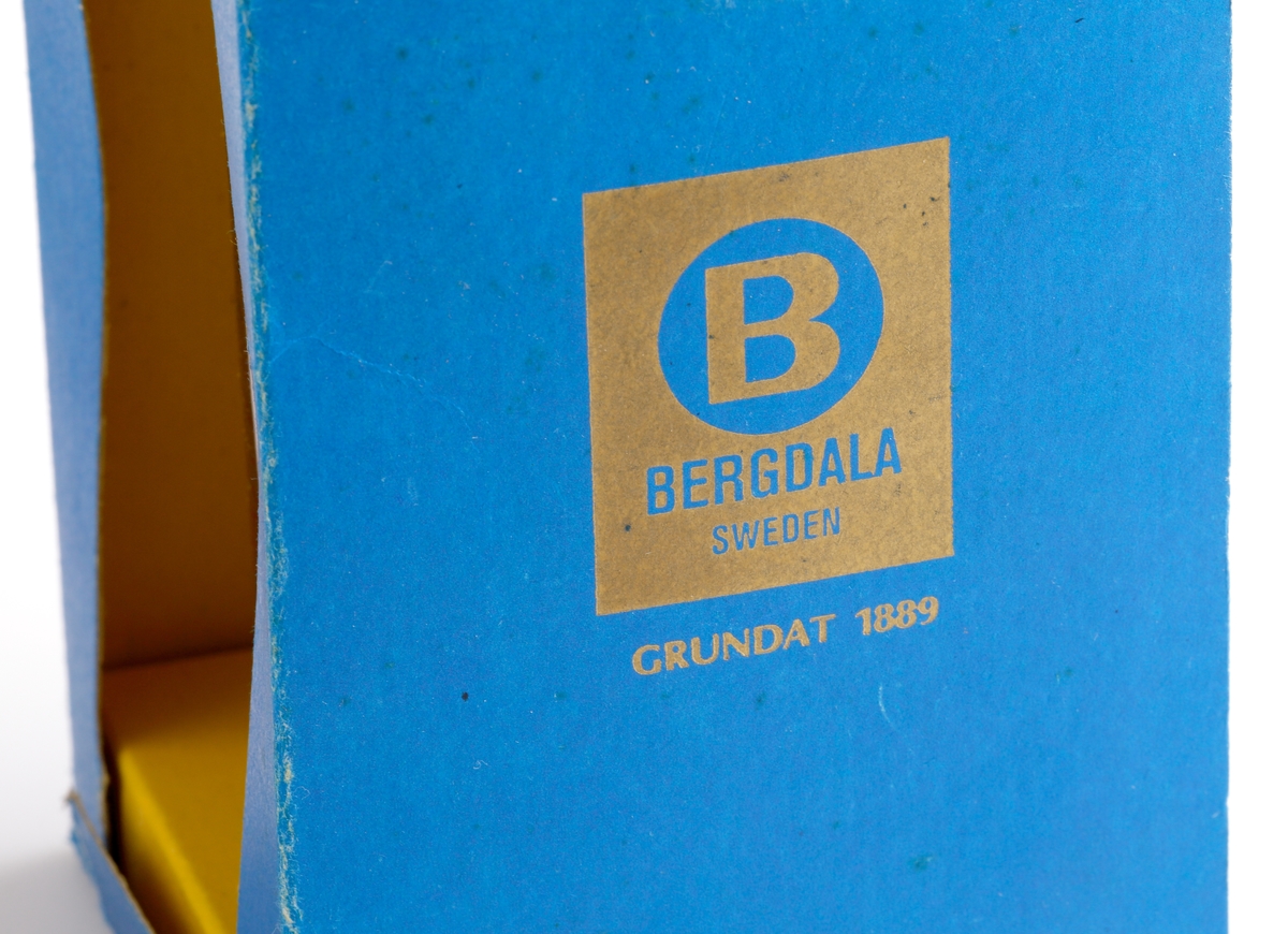 Kartong till uppsats bestående av en brännvinsflaska, fyra brännvinsglas och en tillhörande pappförpackning.