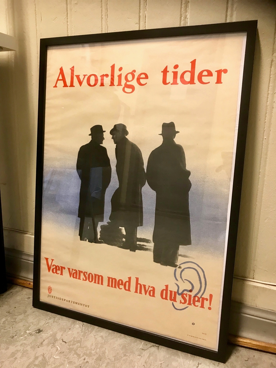 Tegning av tre menn i siluett. To snakker sammen, mens tjedjemann står med ryggen til og overhører hva de sier.