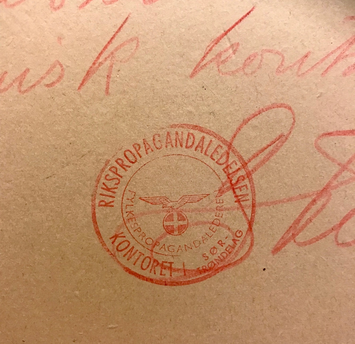 Tegning av tre menn i siluett. To snakker sammen, mens tjedjemann står med ryggen til og overhører hva de sier.