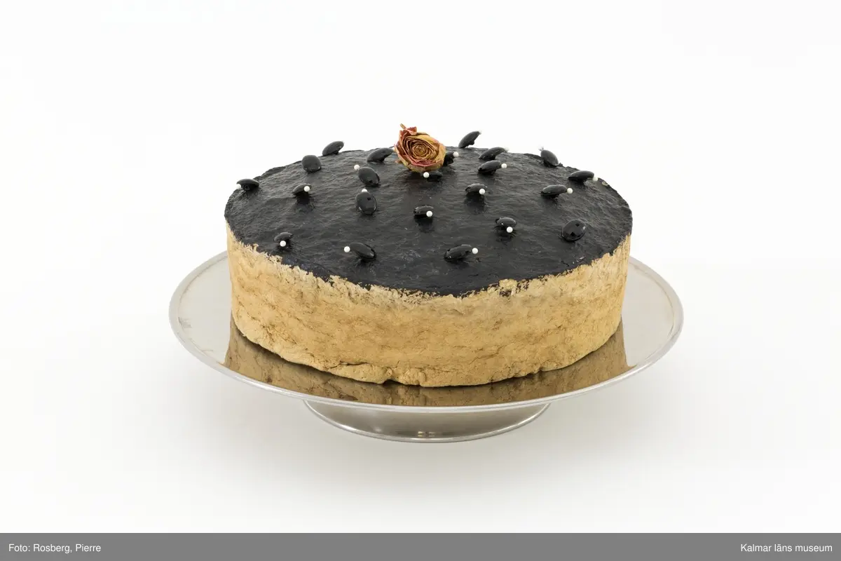 Dekorerad tårta på fat.