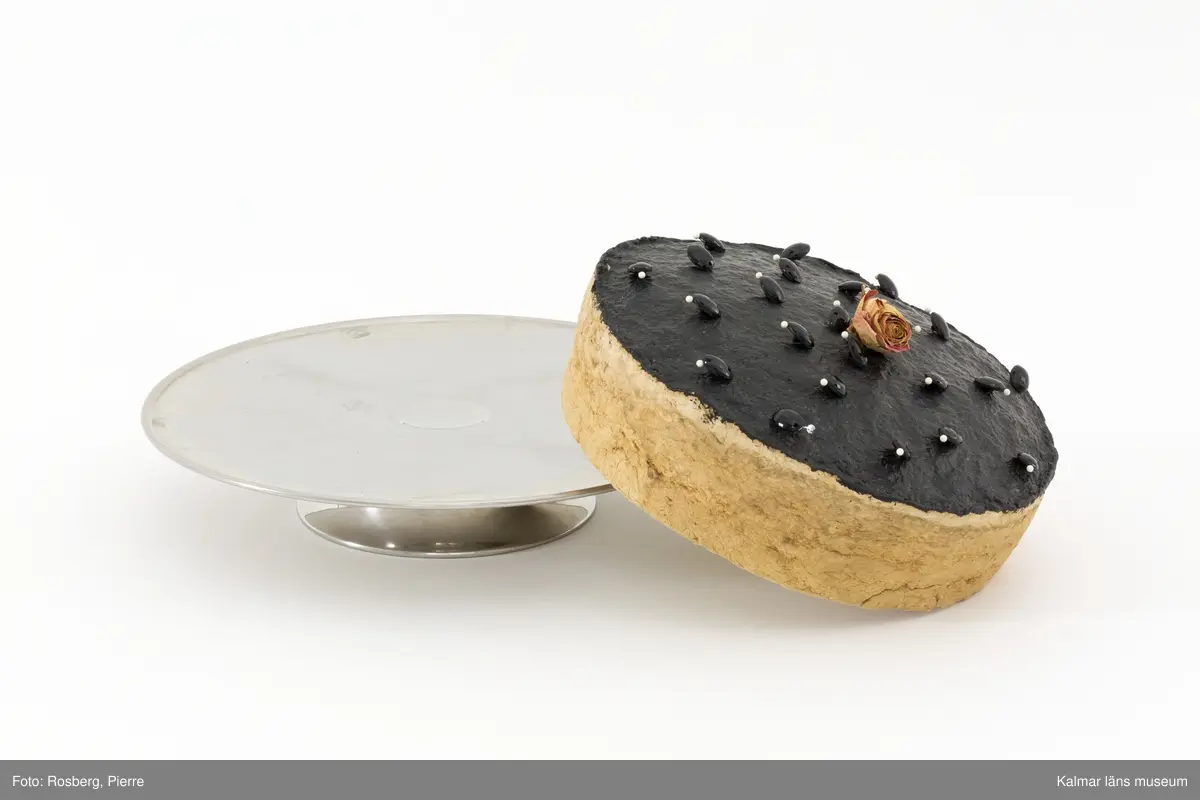 Dekorerad tårta på fat.